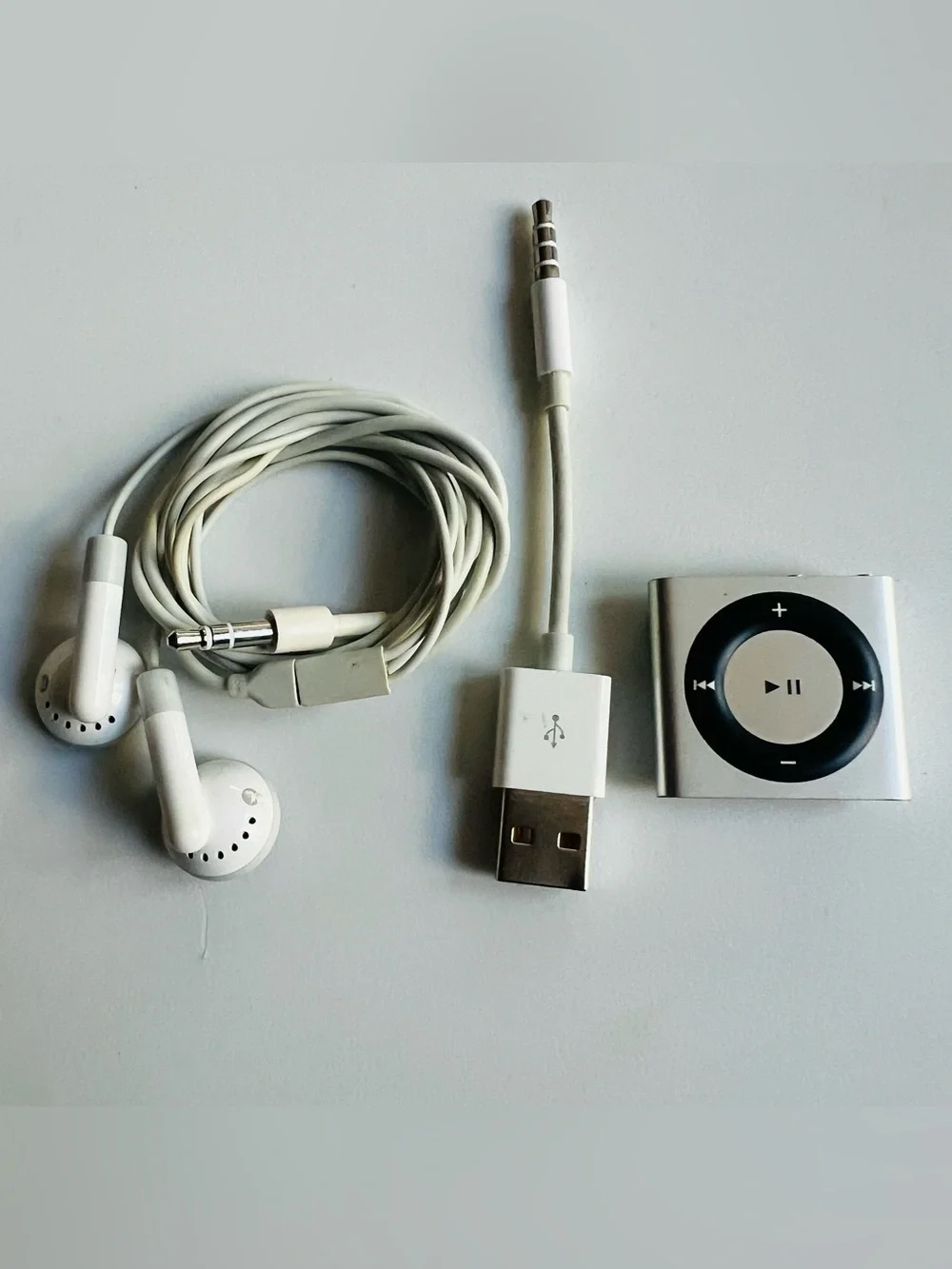 Apple Silver iPod Shuffle 4th Generation 2GB Earbuds And USB Cord Tested Working